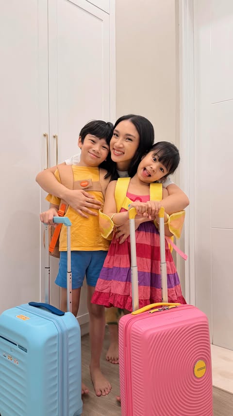 Instagram post by @stefanytalita for American Tourister. Caption reads: [...] bareng bocil kesayangan 😚🩷....