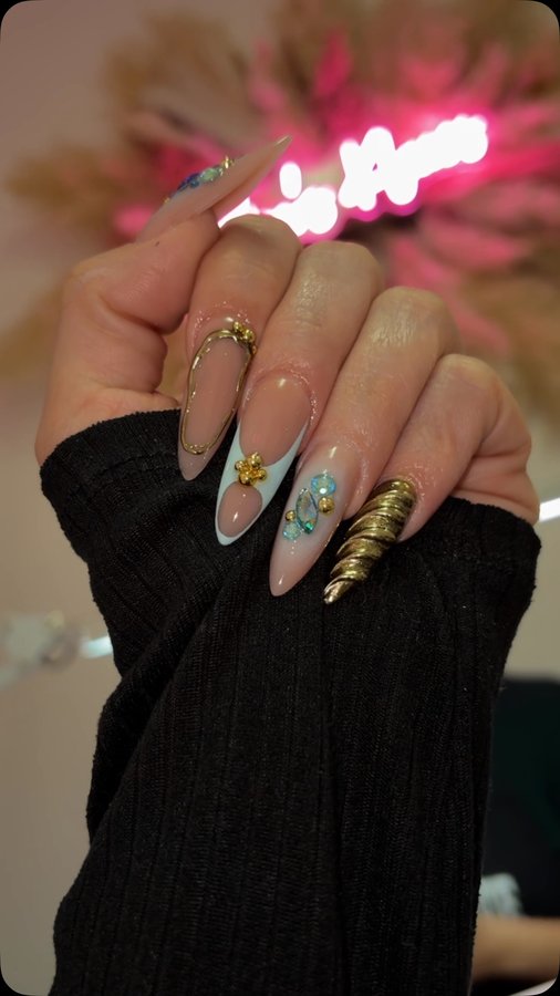 Instagram post by @griisycalderonn for Bluestreak Crystals. Caption reads: Beautiful crystals from @bluestreakcrystals 🩵🤩✨....