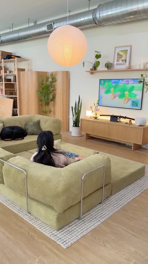 Instagram post by @maisyleigh for OMHU. Caption reads: [...] me in my cozy studio journey! *gifted*....