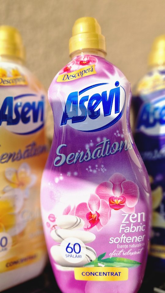 Instagram post by @liliana.florina.dinu for BUZZStore. Caption reads: Parfumurile deblocheaza amintiri, stari, momente....