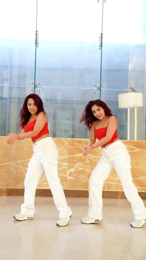 Instagram post by @surabhi.samriddhi for Vision11. Caption reads: [...] on this one 🙈❤️ #IskiJhalakSabseAlag....