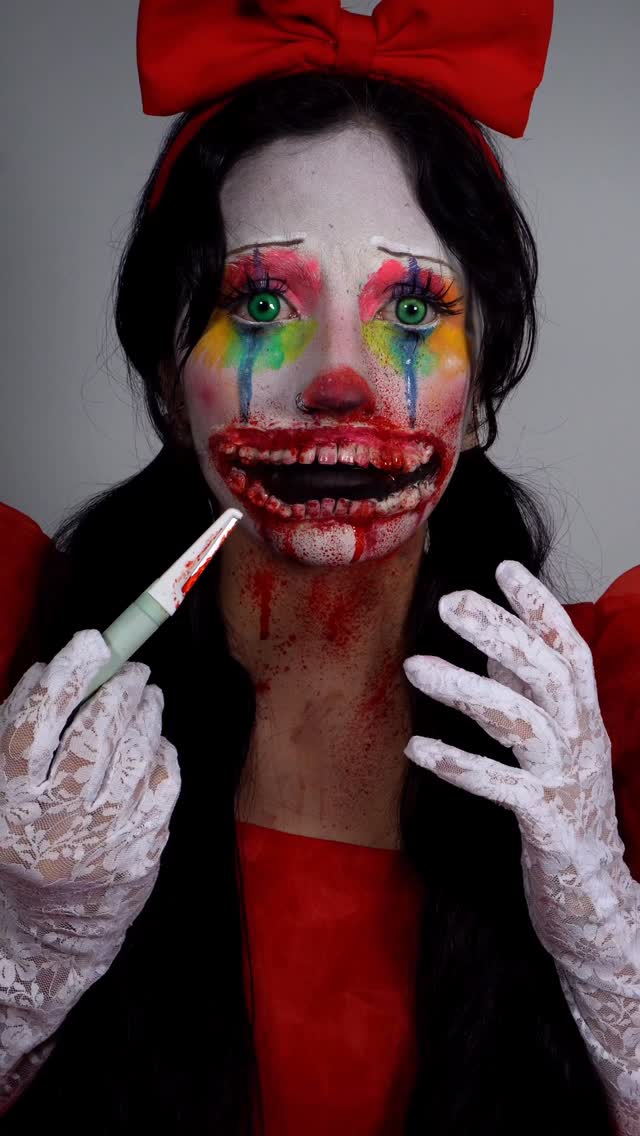 Instagram post by @youngforevermakeup for Mehron Makeup. Caption reads: 🎬🖤usando @mehronmakeup para este look 🔥....