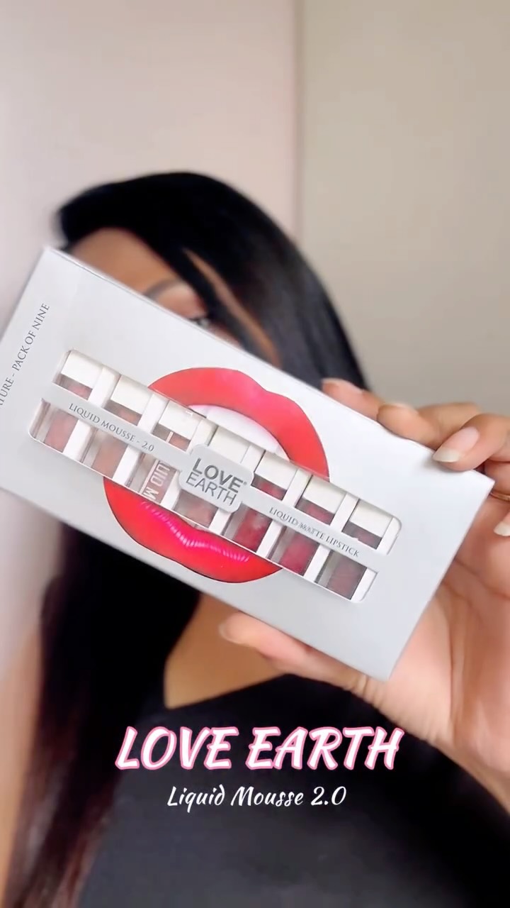 Instagram post by @pari.rao for LOVE EARTH. Caption reads: Holy Grail Lips 💋 @loveearth_handmade 
Love Earth....