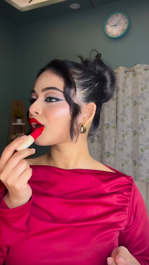 Instagram post by @maaahiiiiiveeeee for AKIND. Caption reads: A smooth swipe, a softer pout ✨ Akind Oh So Smooth....