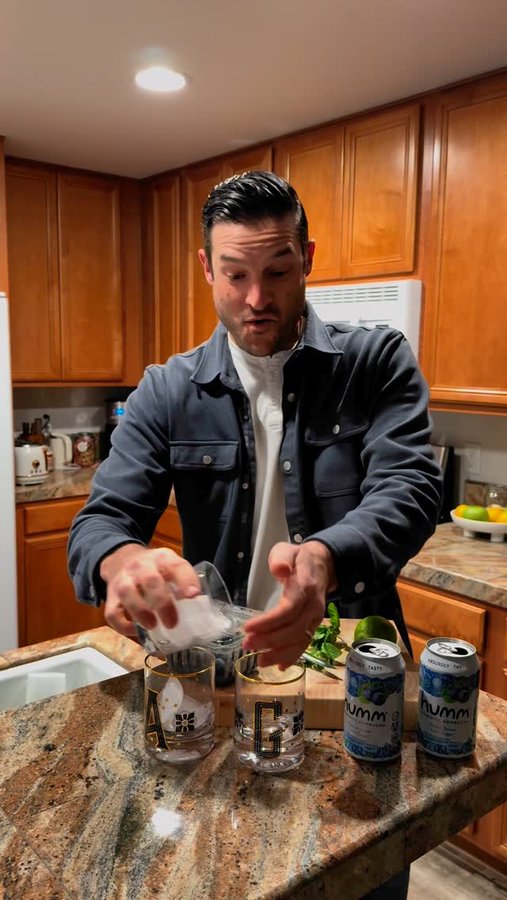 Instagram post by @gy_yrigoyen for Humm Kombucha. Caption reads: It’s the start of 2025 and I’m prioritizing my gut....