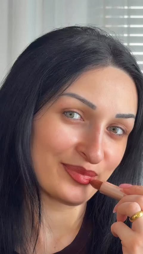 Instagram post by @anni_014b for Oulac Cosmetics. Caption reads: [...] everyday shade 💄 #prgifted....