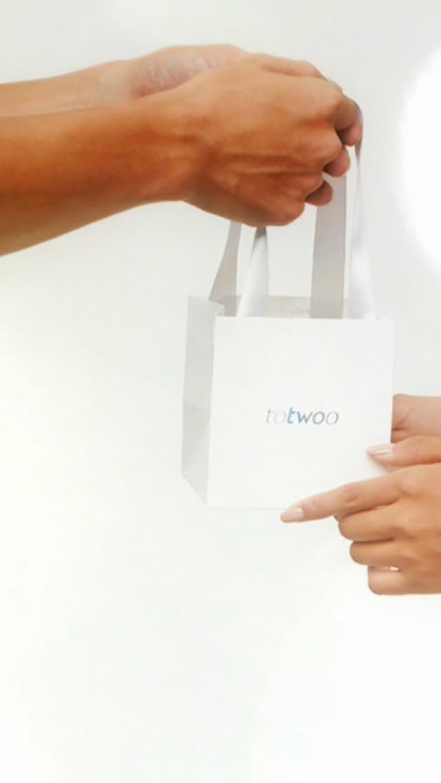 Instagram post by @noel_zhgjuni for Totwoo. Caption reads: Love will last though we are apart!🌎💞

will last....