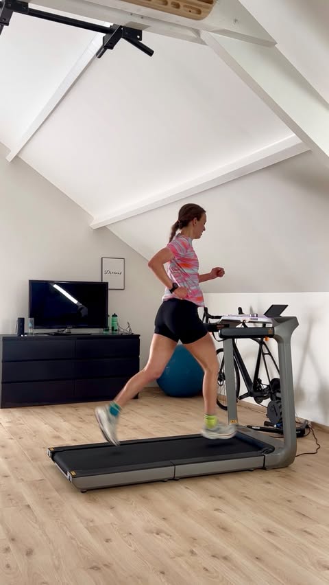 Instagram post by @helena_kohlanta for WalkingPad. Caption reads: [...] donc je règle ma séance sur....