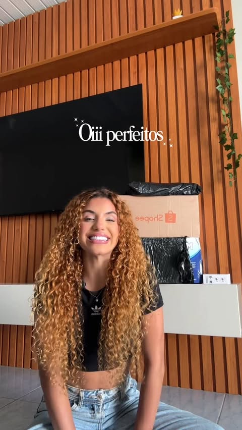 Instagram post by @anaacardooso for Shopee. Caption reads: Comprinhas na Shopee 🛍️✨

Id — produto....