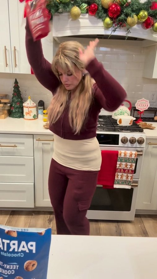 Instagram post by @eggsandbunnies for Thrive Market. Caption reads: Lots of cyber sales all month long for November....