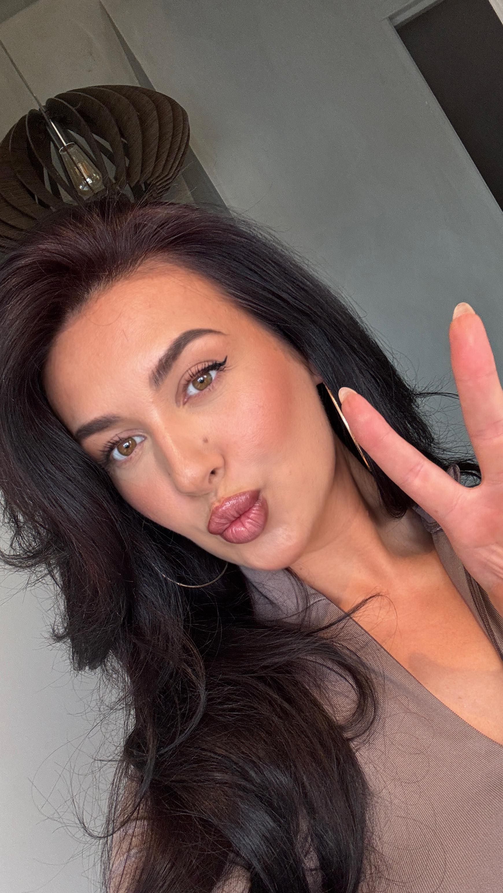 Instagram post by @manontilstra for Syoss. Caption reads: Goodbye red, hello dark brown 🥺 Het was tijd om....
