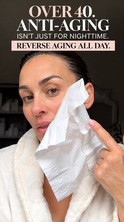 Instagram post by @_sandragoelz_ for d'Alba. Caption reads: [...] More hydration. Healthy-looking glow.....