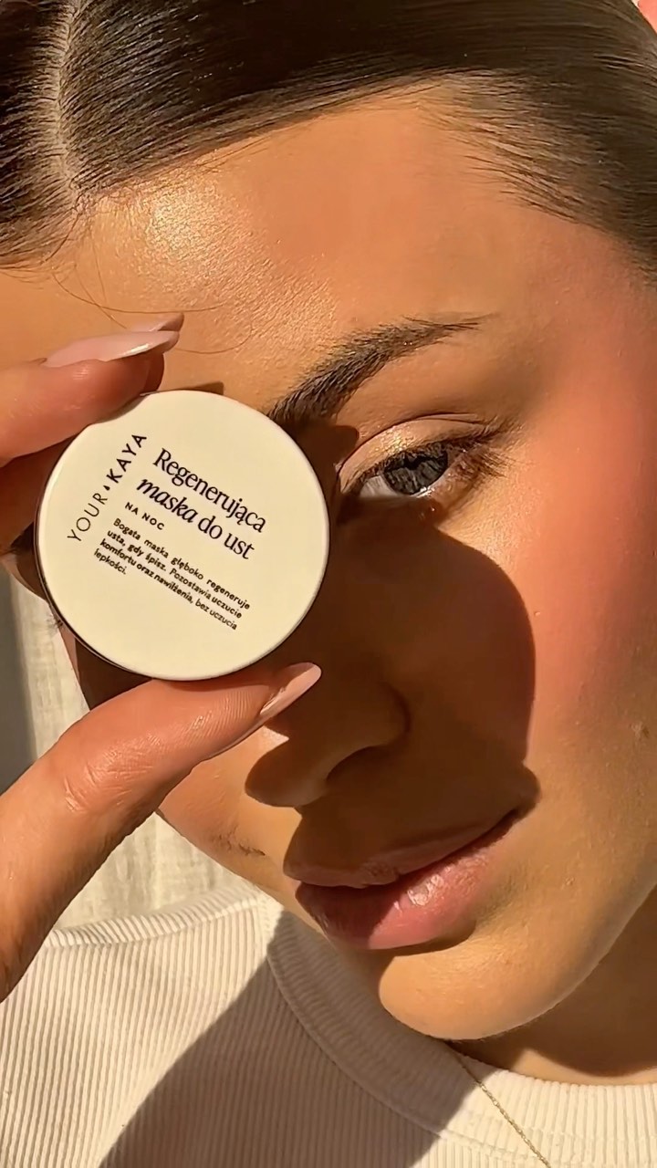 Instagram post by @wiskola for Your KAYA. Caption reads: kto już tęskni za latem? ręka w....