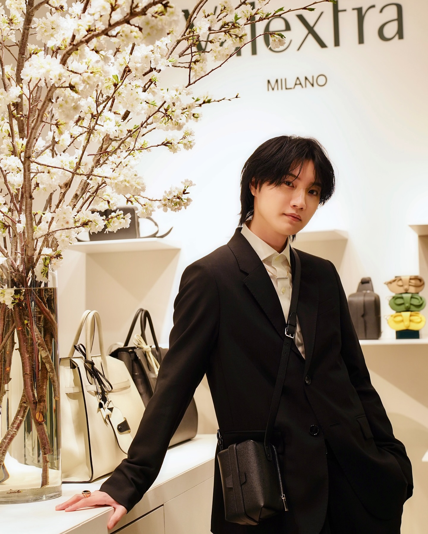 Instagram post by @dorisakurada for Valextra. Caption reads: VALEXTRA

イタリア発のレザーブランド『Valextra（ヴァレクストラ）』の“SAKURA....