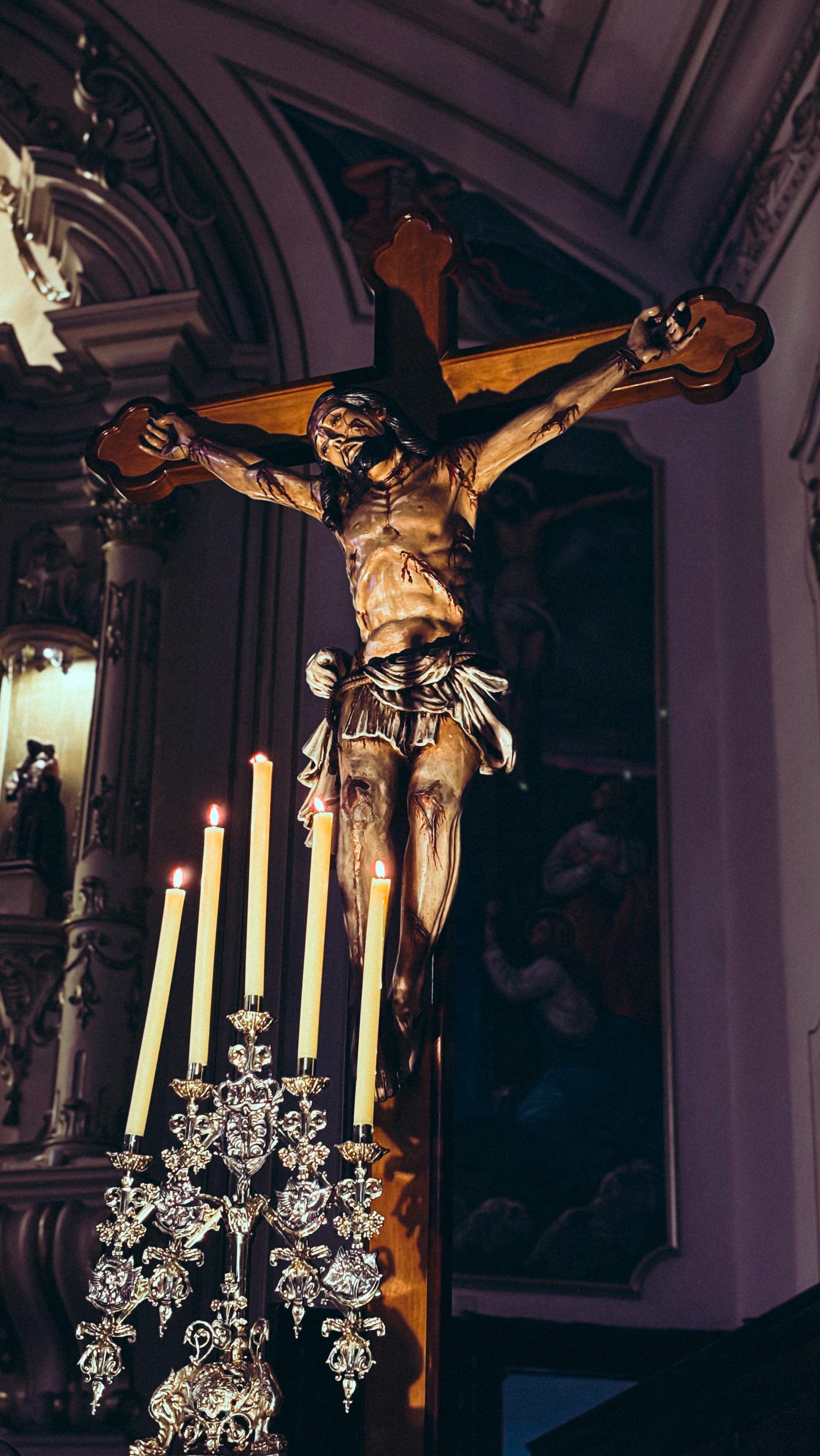 Instagram post by @deniss_freitas for Hallow. Caption reads: Só verdades!

Baixem @hallowapp.br....