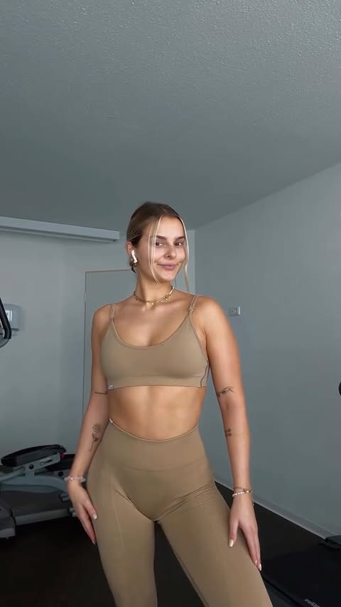 Instagram post by @lara.bernhardt for Smilodox. Caption reads: ANZEIGE | @smilodox fit check & sale upgrade black....