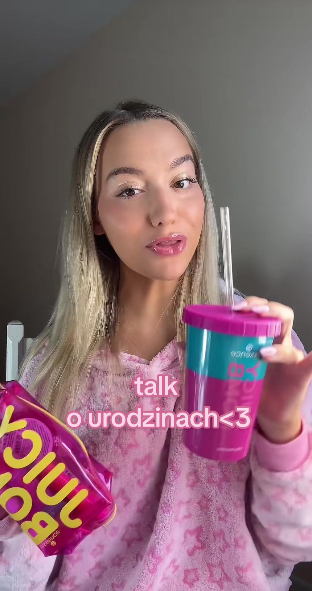TikTok post by @mollywojcikpl for Essence Cosmetics. Caption reads: [reklama] birthday prep z @essence.cosmetics i ich....