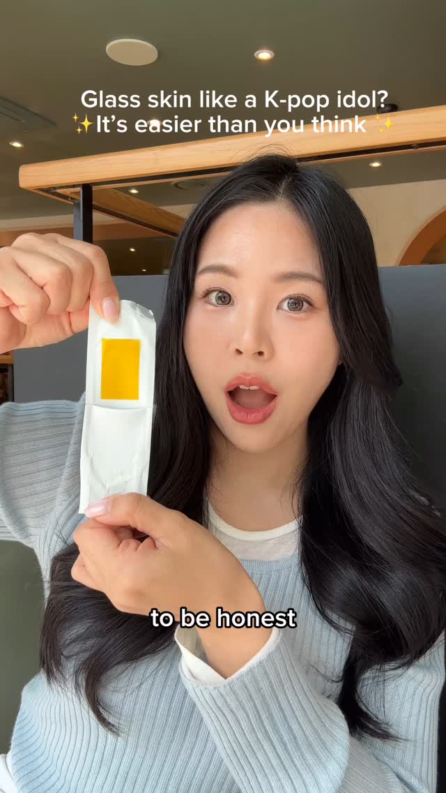 Instagram post by @vivi_vppv for Esther Formula. Caption reads: [...] my skin? Clear, calm, glowy.

📍....