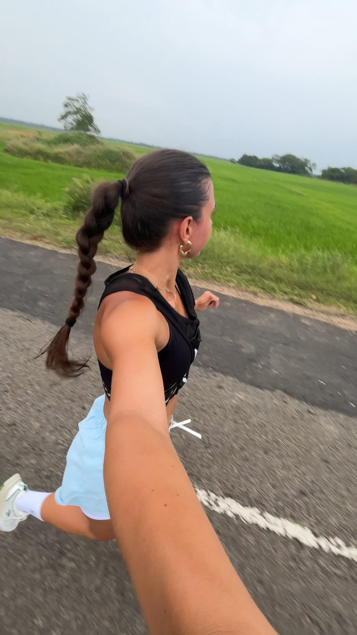 Instagram post by @cocobrocades for Icaniwill. Caption reads: Come run with me in het prachtige Sri Lanka!....