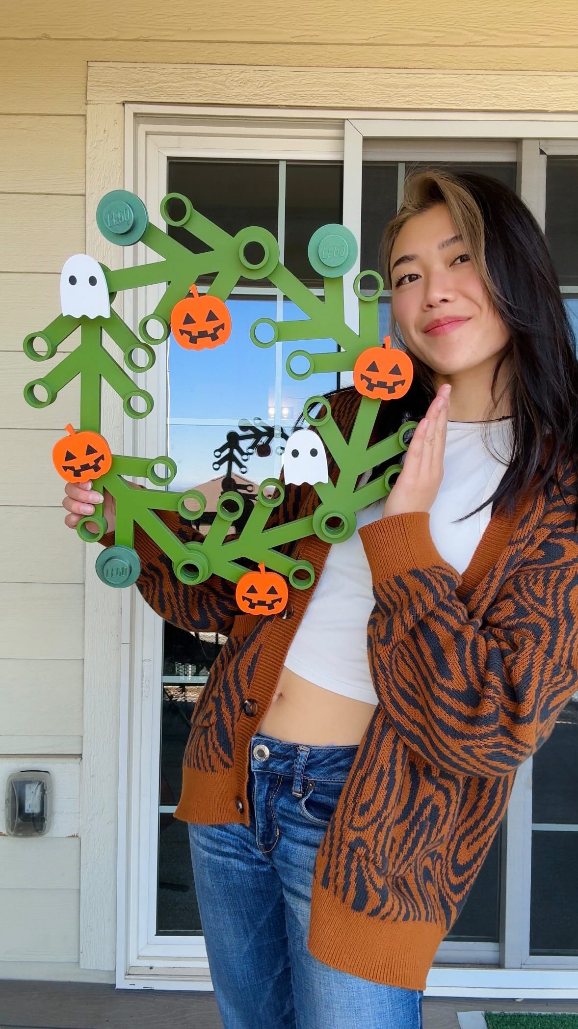 Instagram post by @universeofemily for Thingiverse. Caption reads: Spooky season wreath update!! 🎃🎃🎃

Now that....