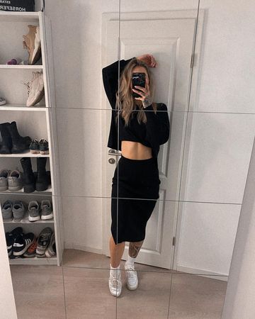 Instagram post by @franziipaula for Les Lunes. Caption reads: ✌🏼.