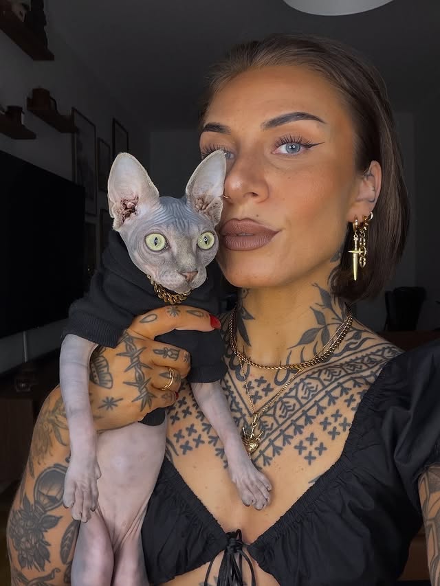 Instagram post by @tindris for Statement Collective. Caption reads: [...] we wear black and gold✨ thank you....