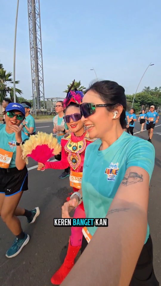Instagram post by @nellyamaliaaa for Bank Mandiri. Caption reads: [...] Yuk lari sehat dan have fun! #BankMandiri....