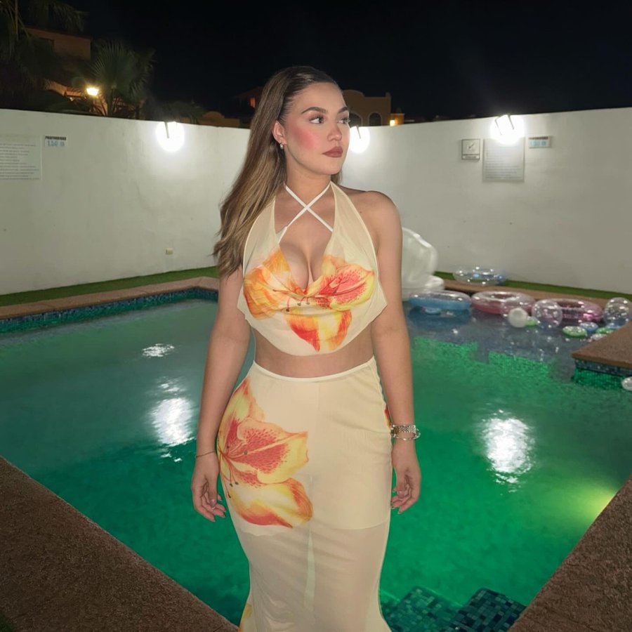 Instagram post by @normapetris for SHEIN. Caption reads: 🌼🐚✨ .
@shein_mex @sheinofficial .
.
Compra [...].