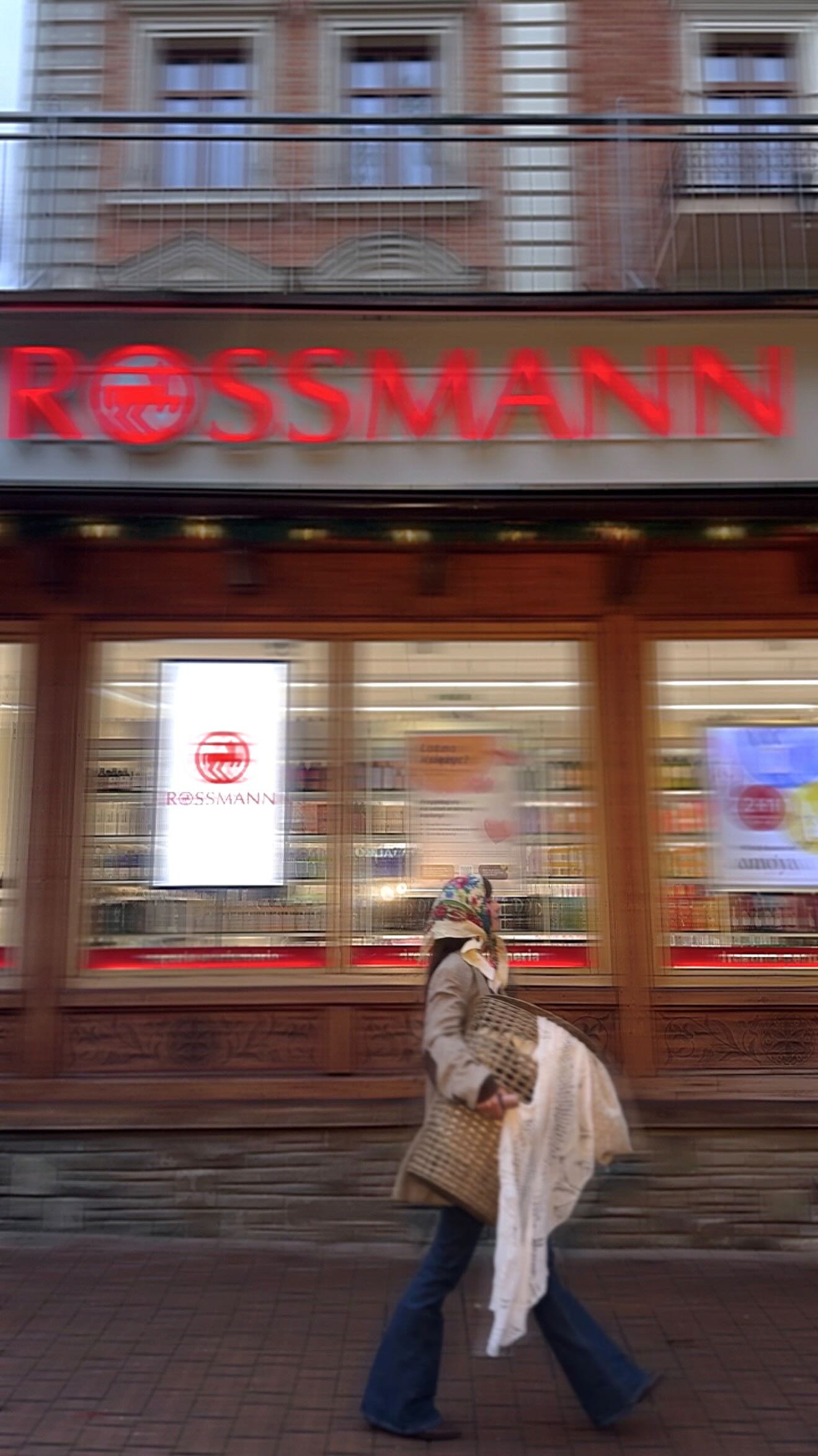 Instagram post by @katarzyna.krzeszowska for OnlyBio. Caption reads: 🌟 Chciałabym serdecznie podziękować @rossmannpl i....