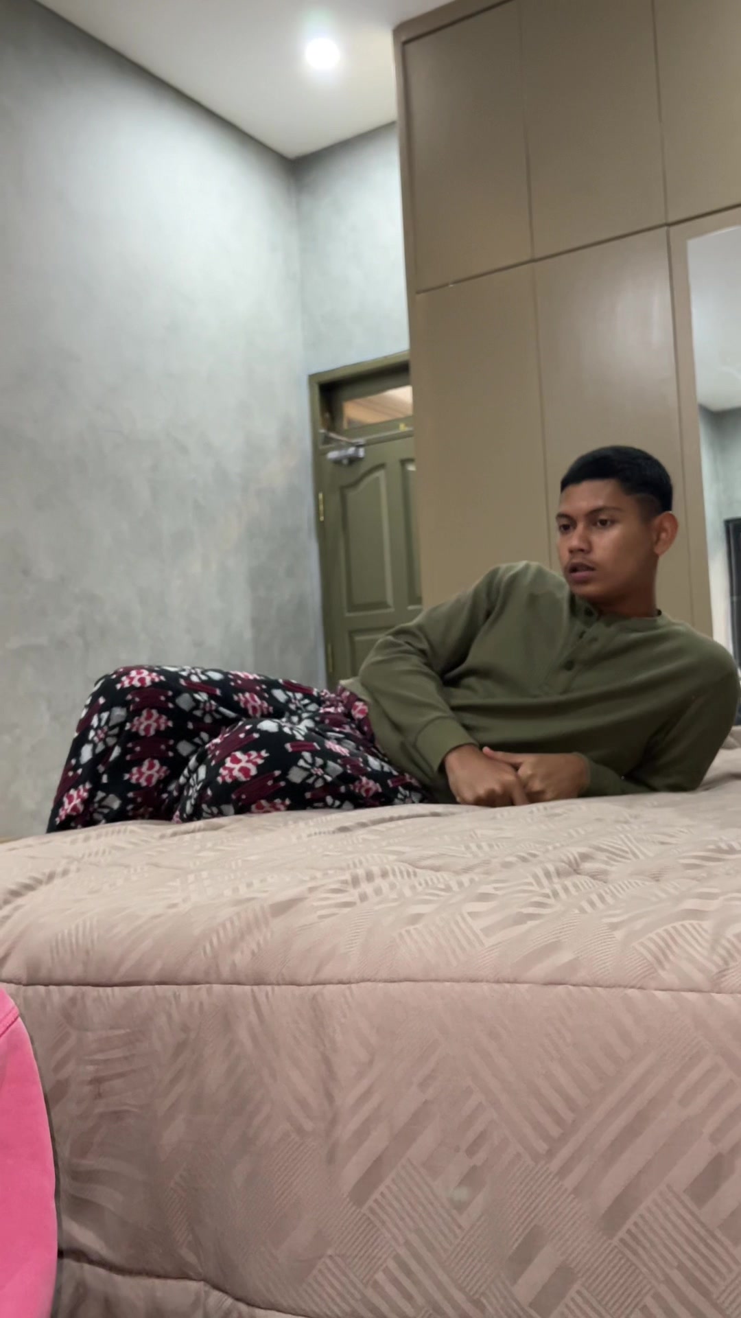 TikTok post by @azzsyr for Matrix. Caption reads: Makin demen banget ni nyatok di kamar gue apalagi....