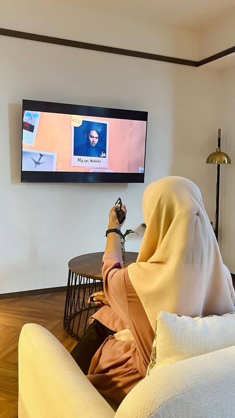 Instagram post by @nazwaaaulya for Gojek Indonesia. Caption reads: No worry deh kalau tiba-tiba ada kebutuhan yg gak....