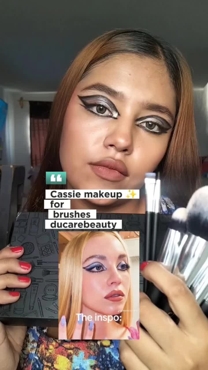 TikTok post by @jenn__vibes for DUcare Beauty. Caption reads: [...] 💙 UTILIZANDO LAS BROCHAS DE @DUcare beauty....