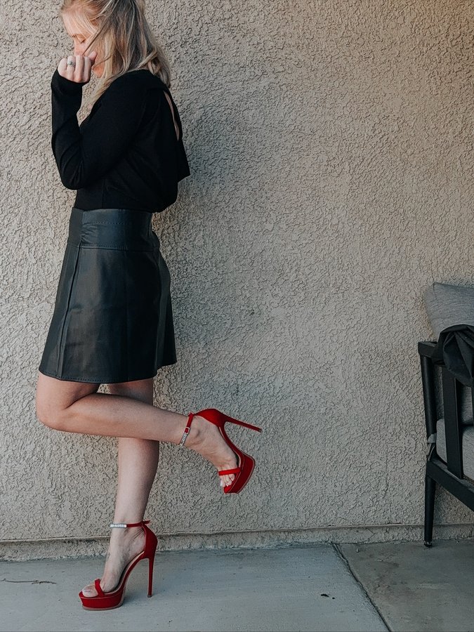 Instagram post by @mama.of.blondes for Wantable. Caption reads: [...] date night fit! 💋♥️

Thanks to @wantable....