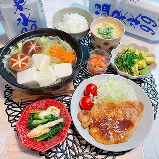 Instagram post by @mii_chan0420 for 温泉水99 ミネラルウォーター. Caption reads: .
.
.
こんばんは💫
.
🔹今夜の夕食🔹
＊湯豆腐
＊豚の生姜焼き
＊小松菜と揚げのお浸し....