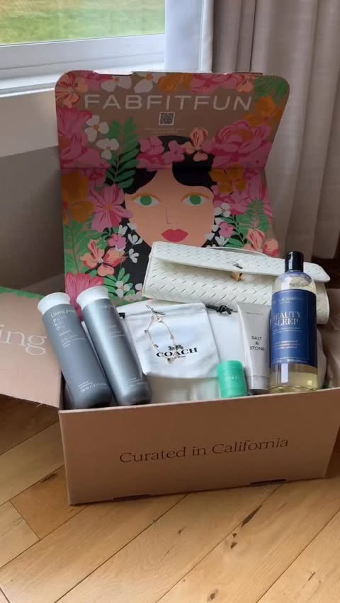 Instagram post by @alinapagura for Few Moda. Caption reads: [...] @fentyskin @saltandstone @thelaundress....