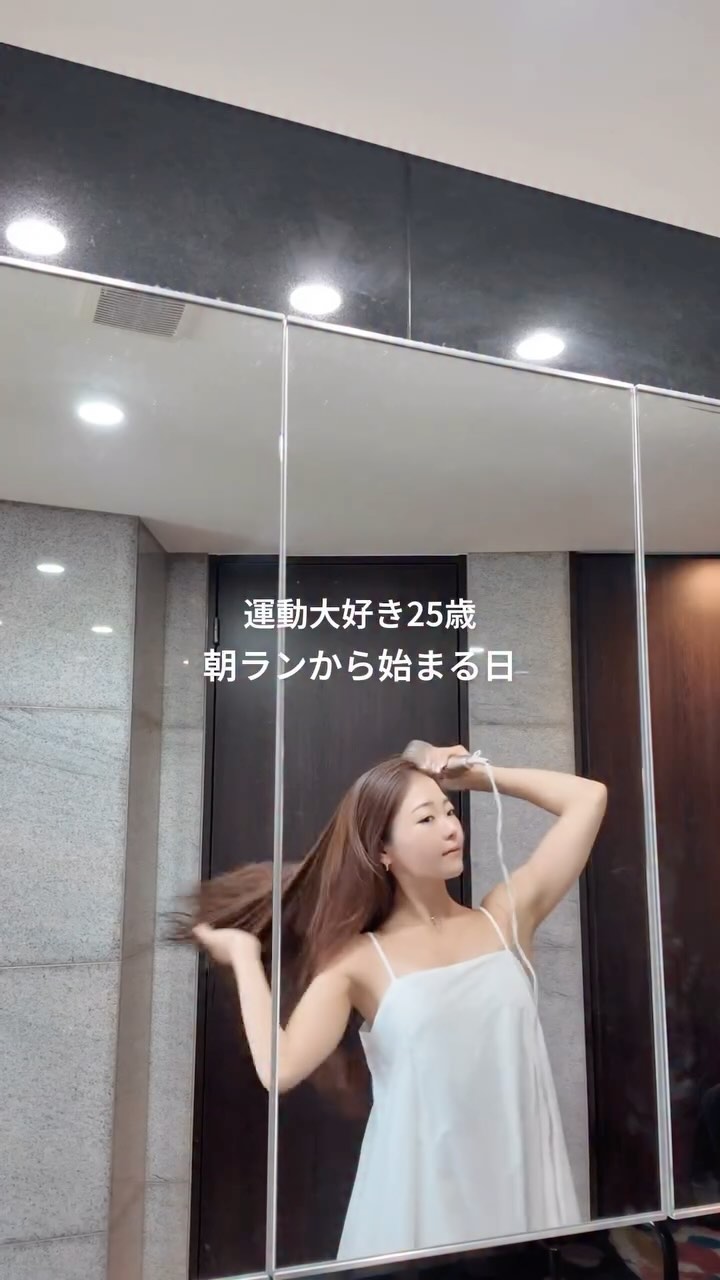 Instagram post by @yurika_cocochii for Cosme Kitchen コスメキッチン. Caption reads: モーニングvlog🚿🫧

朝運動するとシャワーして髪乾かすのが大変、とよくDMやコメントをいただ....