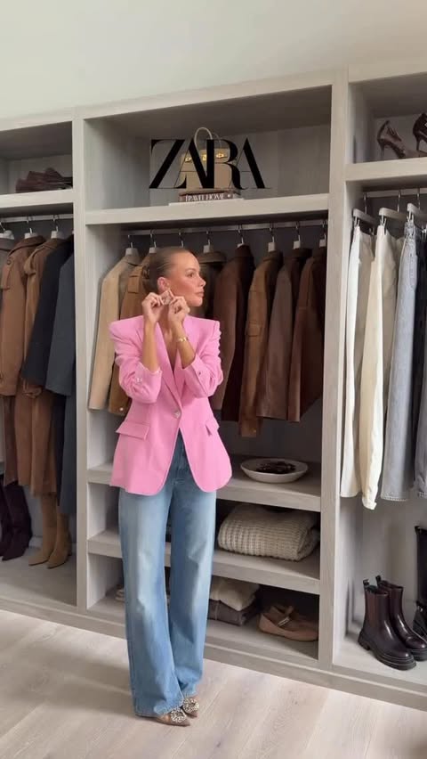 Instagram post by @tuttozarandco for ZARA. Caption reads: [...] che outfit ci sono qui.🔥🔥🔥 @zara 8 idee....