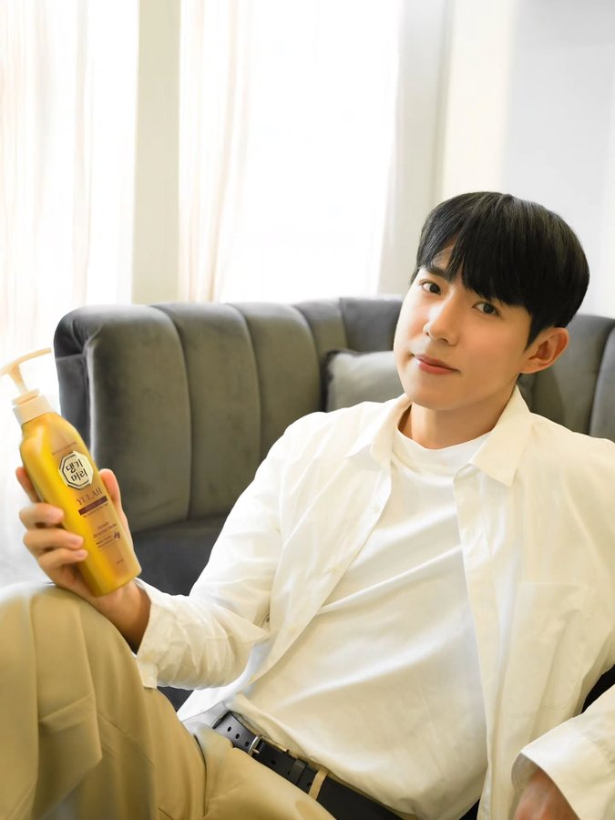 Instagram post by @dann__iy for Daeng Gi Meo Ri Thailand. Caption reads: ผมเงาสวย แบบ Glass....