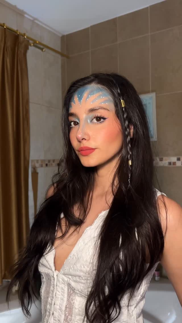 Instagram post by @priscilaelizabethjm for Cyzone. Caption reads: Maquillaje Avatar Wow con productos Wow....