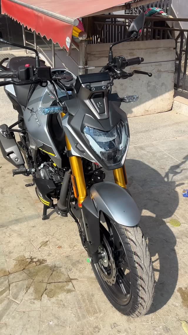 Instagram post by @dc_vlogss for Hero MotoCorp. Caption reads: 2025 New Hero Xtreme 160R Combat Edition 🔥🥵 |....
