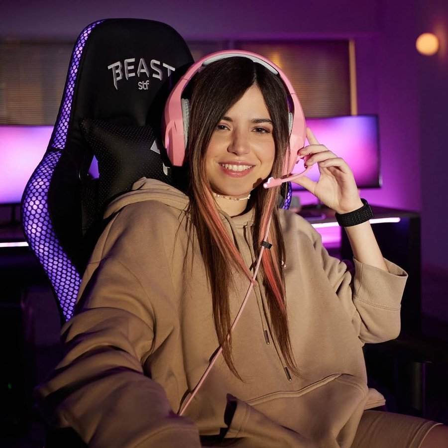 Instagram post by @samyrivera for STF Tech. Caption reads: Ahora sí, a escuchar a cada paso con mis audífonos....