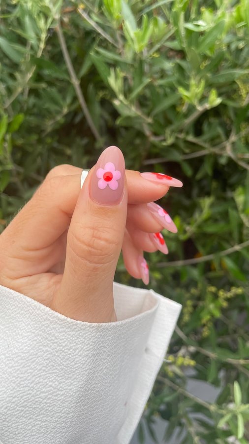 Instagram post by @nicolettesnails for The Daylight Company. Caption reads: Who’s ready for the autumn/winter nails?....