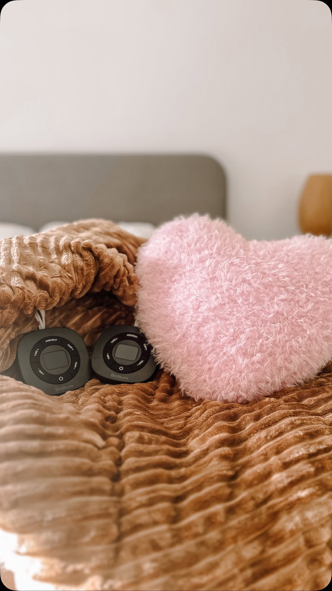 Instagram post by @deboraoehler for Bedsure Home. Caption reads: Cold days calls for @bedsurehome Heated  Blanket,....