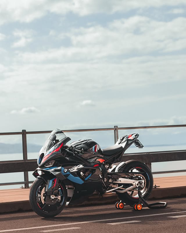 Instagram post by @hak_m1000rr for Cardo Systems. Caption reads: [...] 🎧 @cardo_france @cardosystems 🧼....