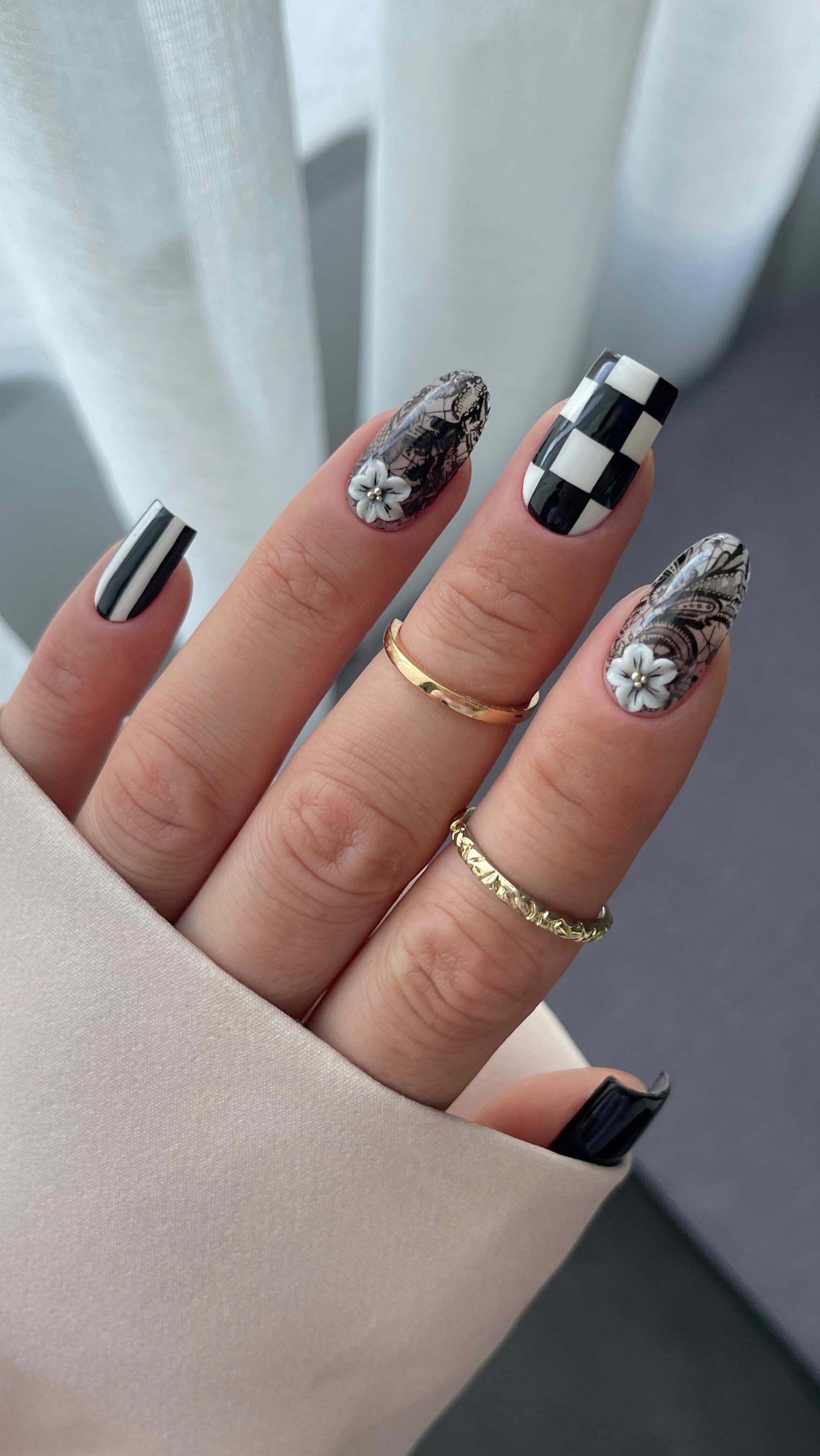 Instagram post by @amanda.sudolll for Semilac. Caption reads: Black and White 🖤🤍 Hot ? or Not ? 

@semilac :....