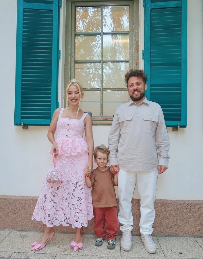 Instagram post by @sinzianasooper for Fashion Days. Caption reads: My little family is the best team I could ever....