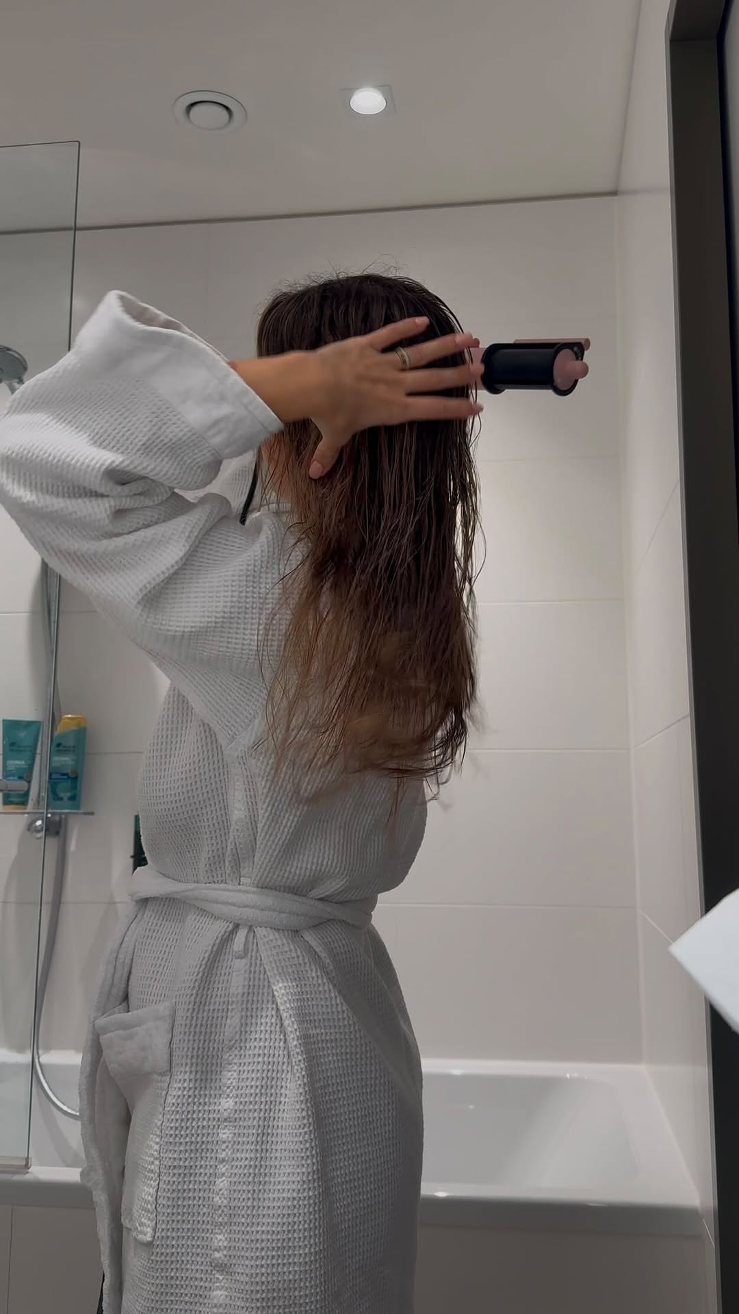 Instagram post by @cerenceylanc for Head&Shoulders. Caption reads: #işbirliği Frankfurt’ta sabah rutinim ve güne....