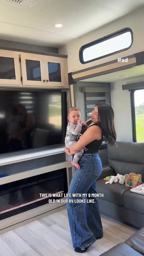 Instagram post by @darigyt for Huggies. Caption reads: [...] bebé feliz, familia feliz 🥰✨ thanks to....