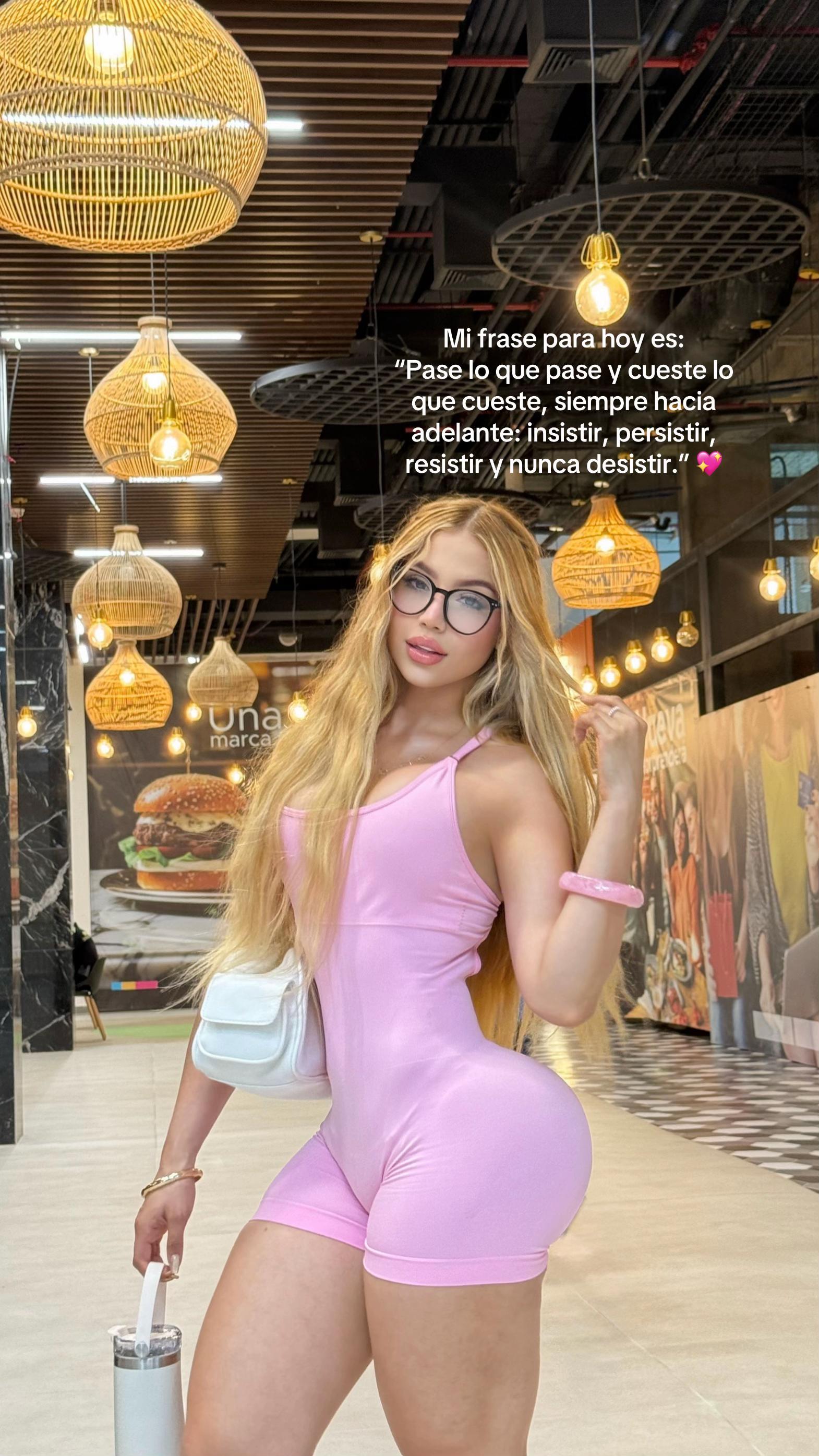 TikTok post by @scarlet_africanoo for SHEIN Sports. Caption reads: [...] Código de búsqueda :⭐️ J98M4 #SHEINsports....