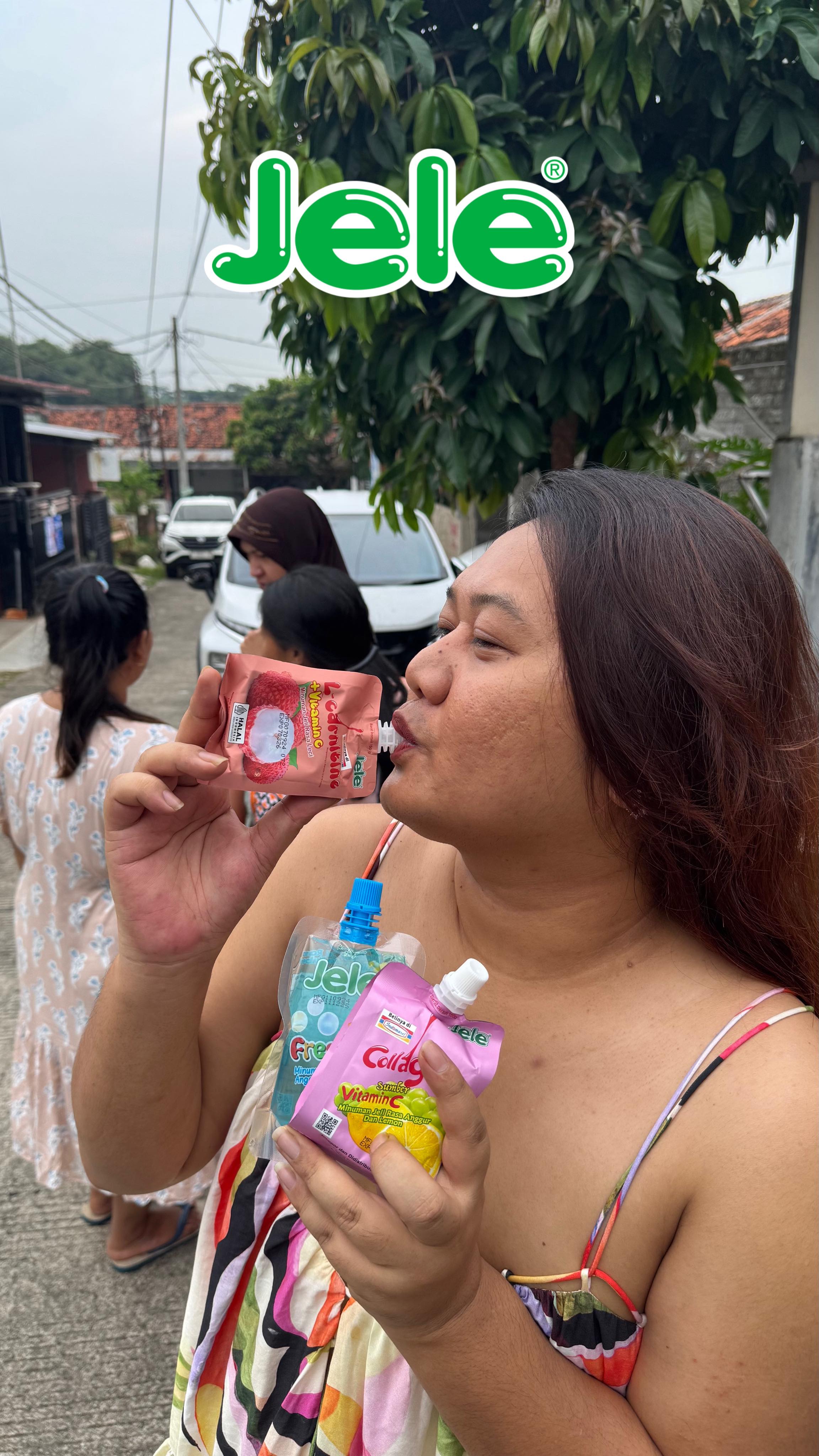 Instagram post by @ibuhajat123 for Jele Indonesia. Caption reads: Resiko punya tetangga julit,tapi untung selalu....